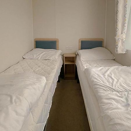 Beautiful 8 Berth Caravan With Decking At Naze Marine Park, Essex Ref 17184P Walton-on-the-Naze Zewnętrze zdjęcie