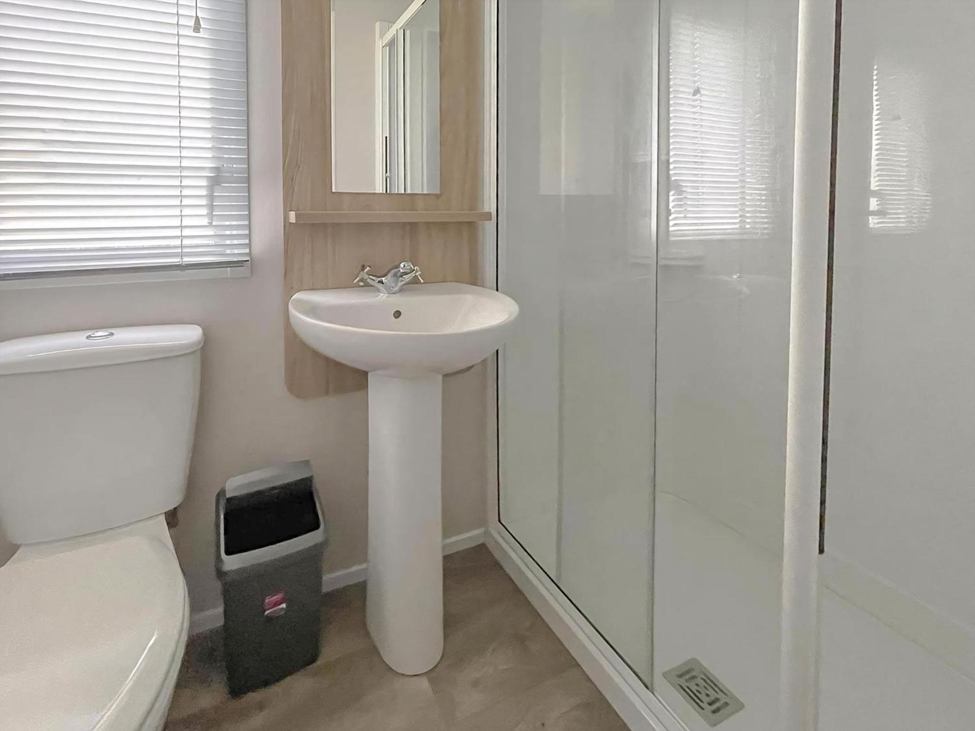 Beautiful 8 Berth Caravan With Decking At Naze Marine Park, Essex Ref 17184P Walton-on-the-Naze Zewnętrze zdjęcie