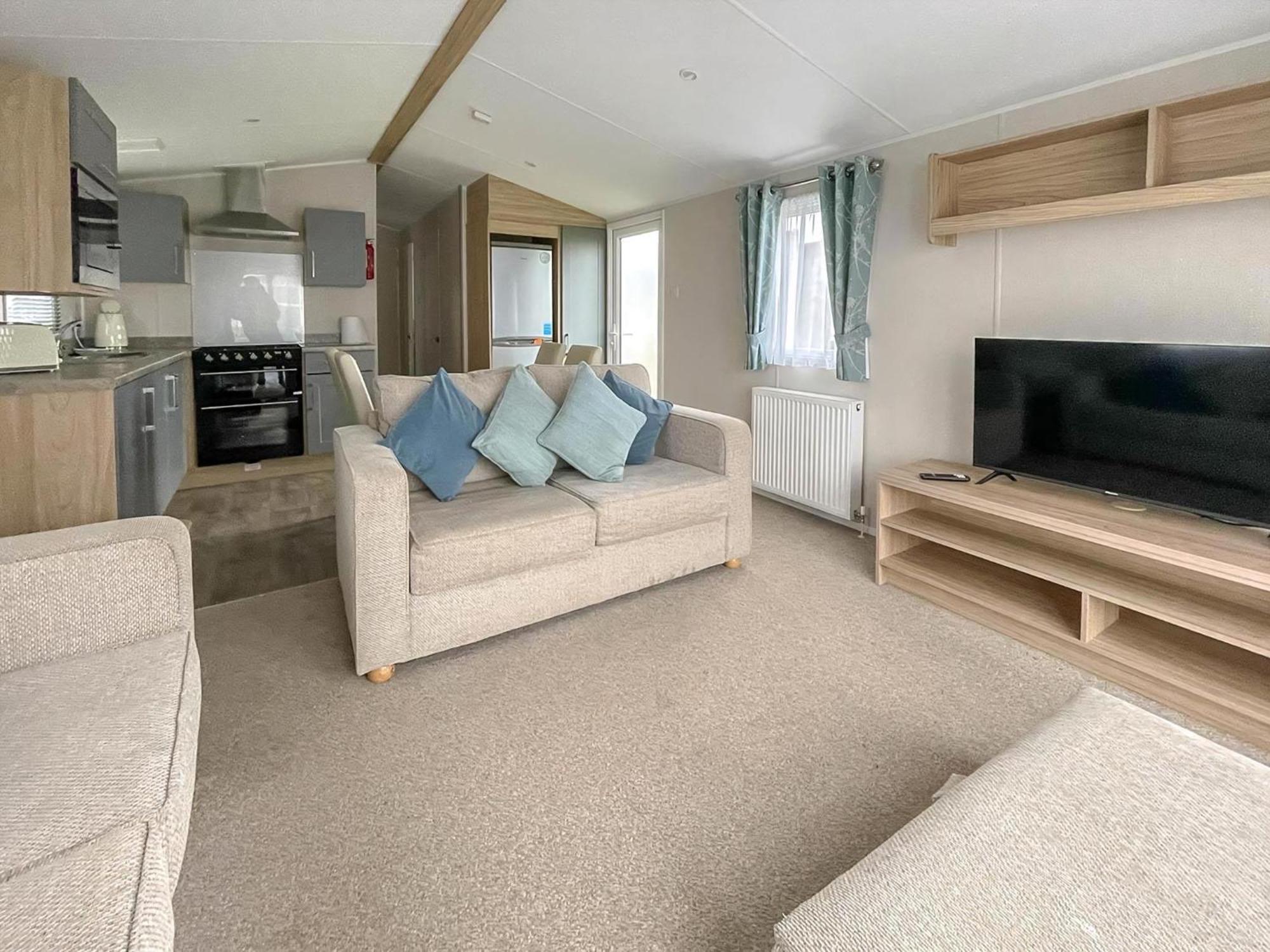 Beautiful 8 Berth Caravan With Decking At Naze Marine Park, Essex Ref 17184P Walton-on-the-Naze Zewnętrze zdjęcie